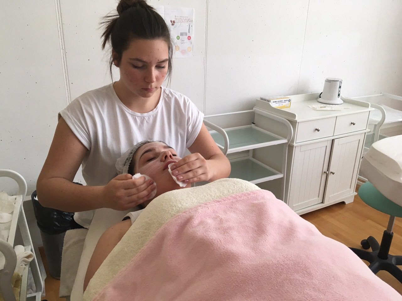 PODUZETNI ROVINJSKI SREDNJOŠKOLCI Mercatino koji građani vole! Masaže, manikure i odabir nakita u ŠKOLI
