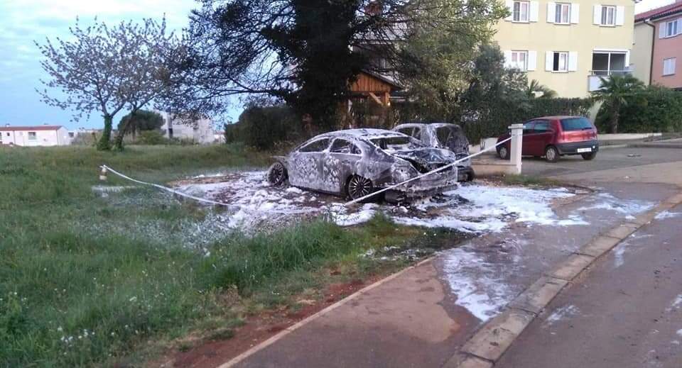 OBRAČUN U NOVIGRADU! Požar u kojem su izgorjela dva automobila je PODMETNUT