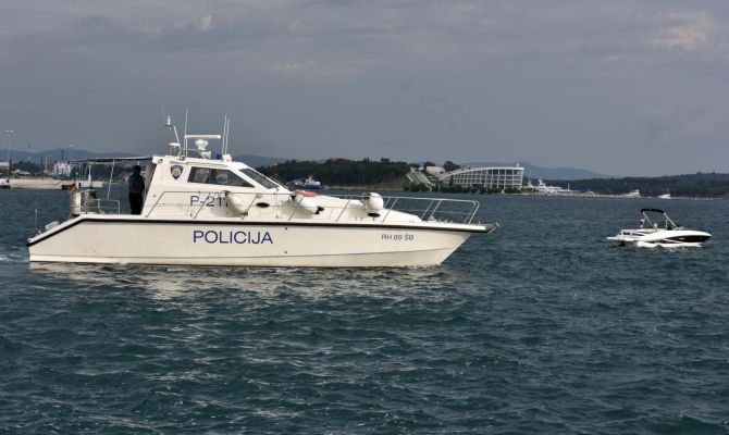 NEOBIČAN SLUČAJ! Iz mora u centru Pule policija izvukla marihuanu 