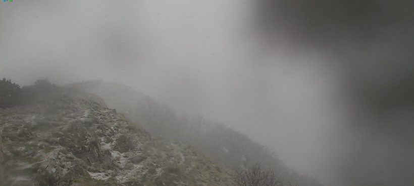 ZIMSKO PROLJEĆE Na Učki pada snijeg, u Labinu udari bure do 104 km/h