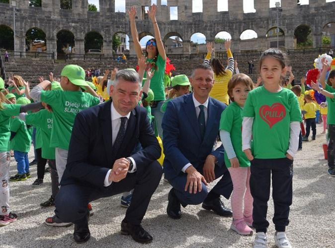 Pulski mališani čestitali rođendan svom Gradu