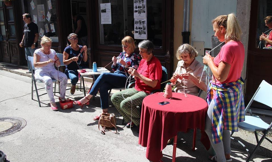 PAZIN PLETE ZA DJECU AFRIKE Istra dio svjetske kampanje 'Knit-a-square' za zaraženu siročad