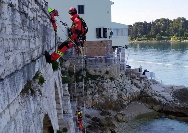 Rovinjski vatrogasci očistili zidine na plaži Monte
