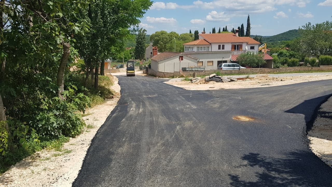 U ROVINJSKOM SELU NAPOKON DOČEKALI ASFALTIRANJE!
