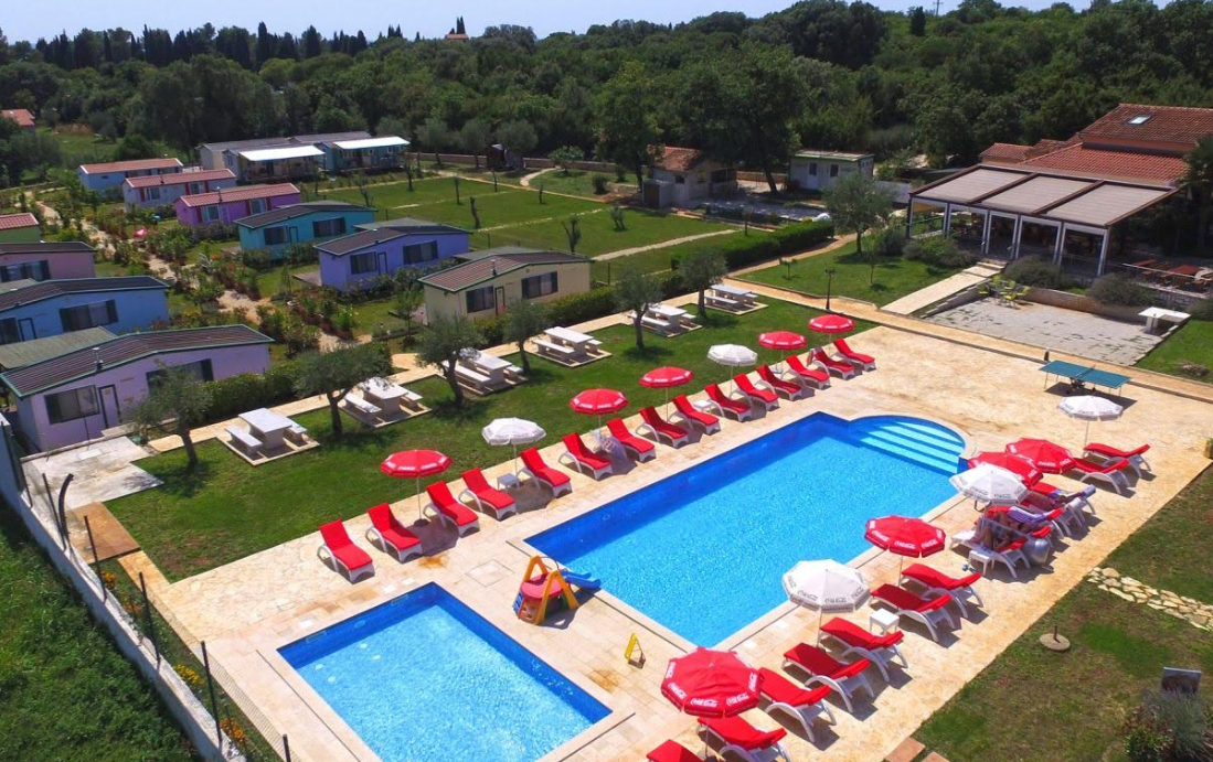 NA PAPIRIMA TENISKI TERENI, U STVARNOSTI KAMP S BAZENIMA Grad Rovinj odlučno krenuo u borbu s ilegalcima