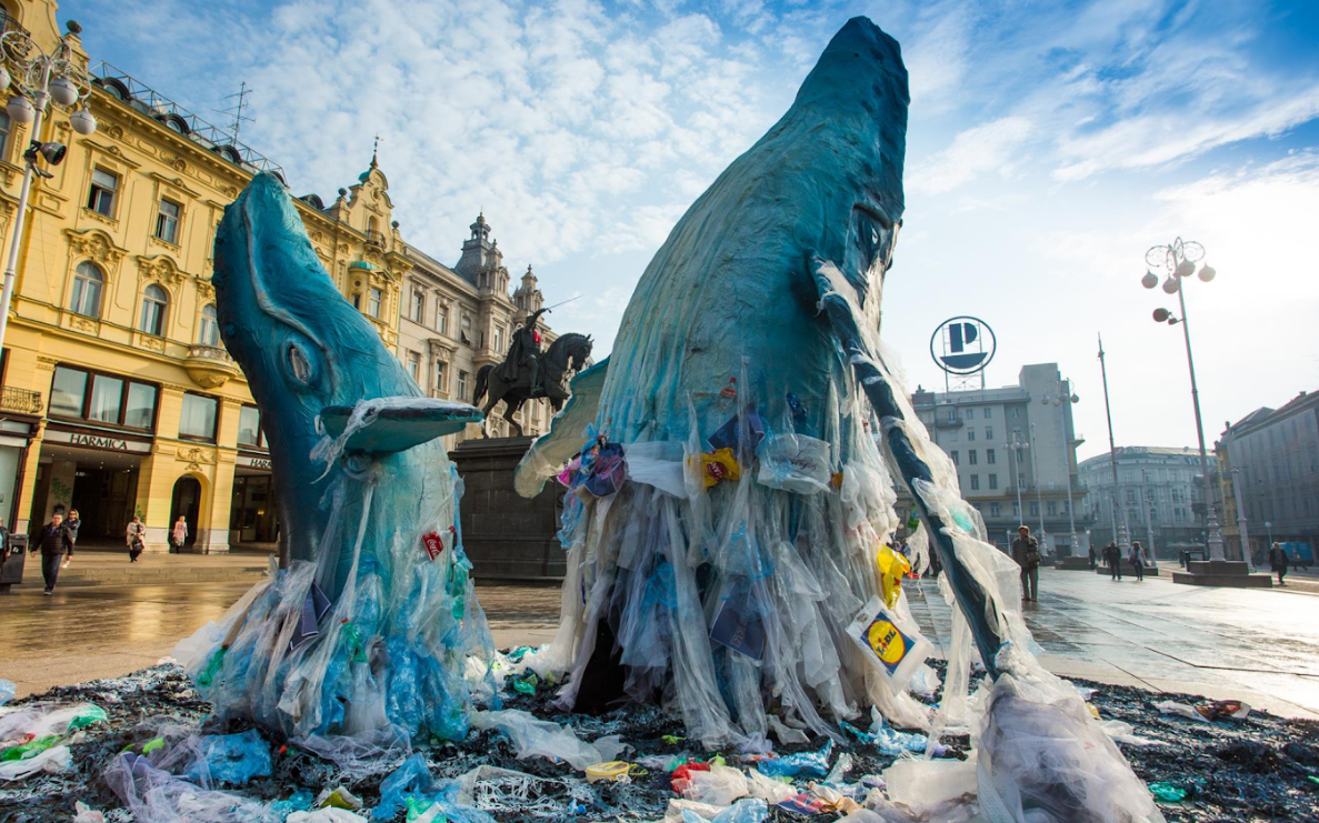 PROTIV PLASTIČNIH VREĆICA DOSAD 50 TISUĆA LJUDI Šestmetarski kitovi koji izranjaju iz mora plastike nije samo umjetnička instalacija, TO JE NAŠA STVARNOST