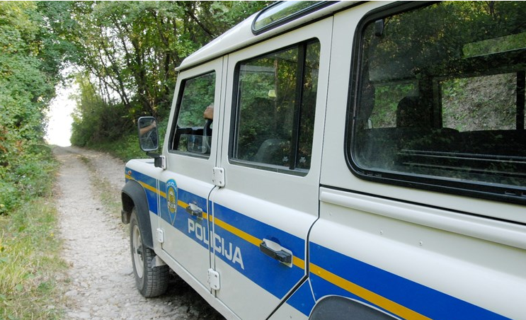 Nije osigurao radni stroj pa skliznuo na cestu