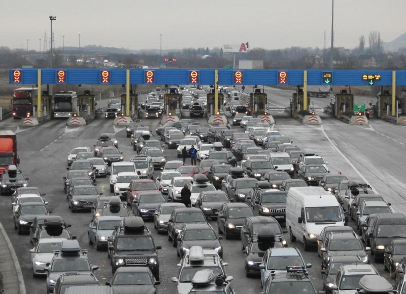KRENULE VELIKE GUŽVE Na Ipsilonu i granici sa Slovenijom kilometarske kolone