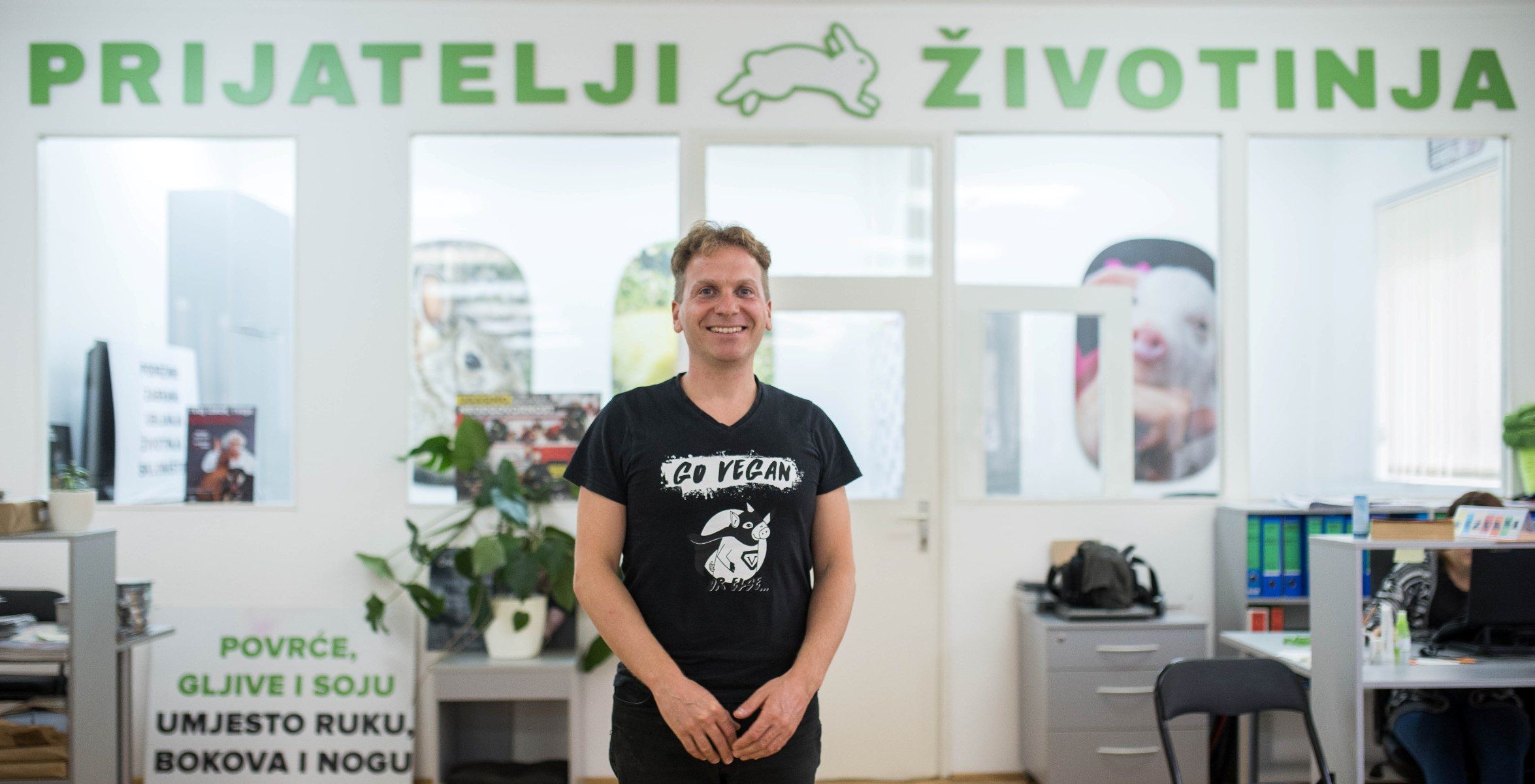 UDRUGA PRIJATELJI ŽIVOTINJA: Fotografiranje egzotičnih životinja po istarskim plažama nije promocija već sramota!