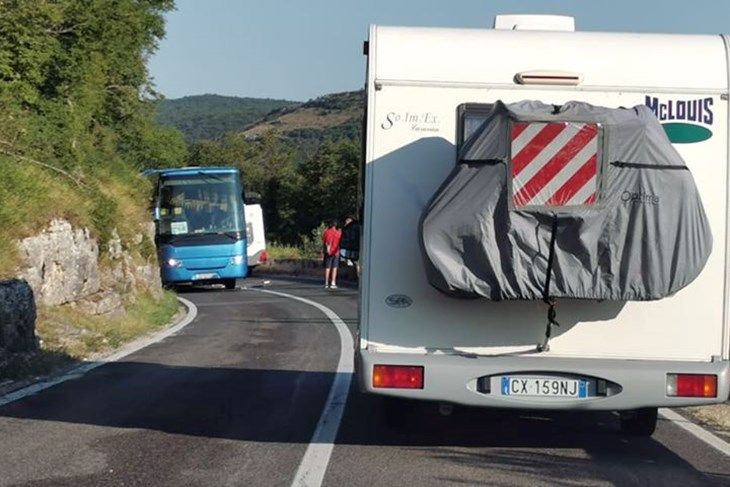 Sudar autobusa i kampera na cesti prema Limskom kanalu