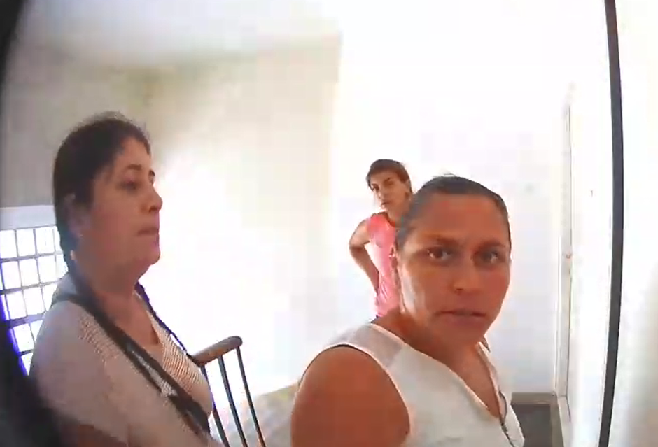 POGLEDAJTE POKUŠAJ PROVALE Predstavljaju se kao gošće iz Italije pa francuskim ključem obiju bravu za SAMO 10-ak sekundi