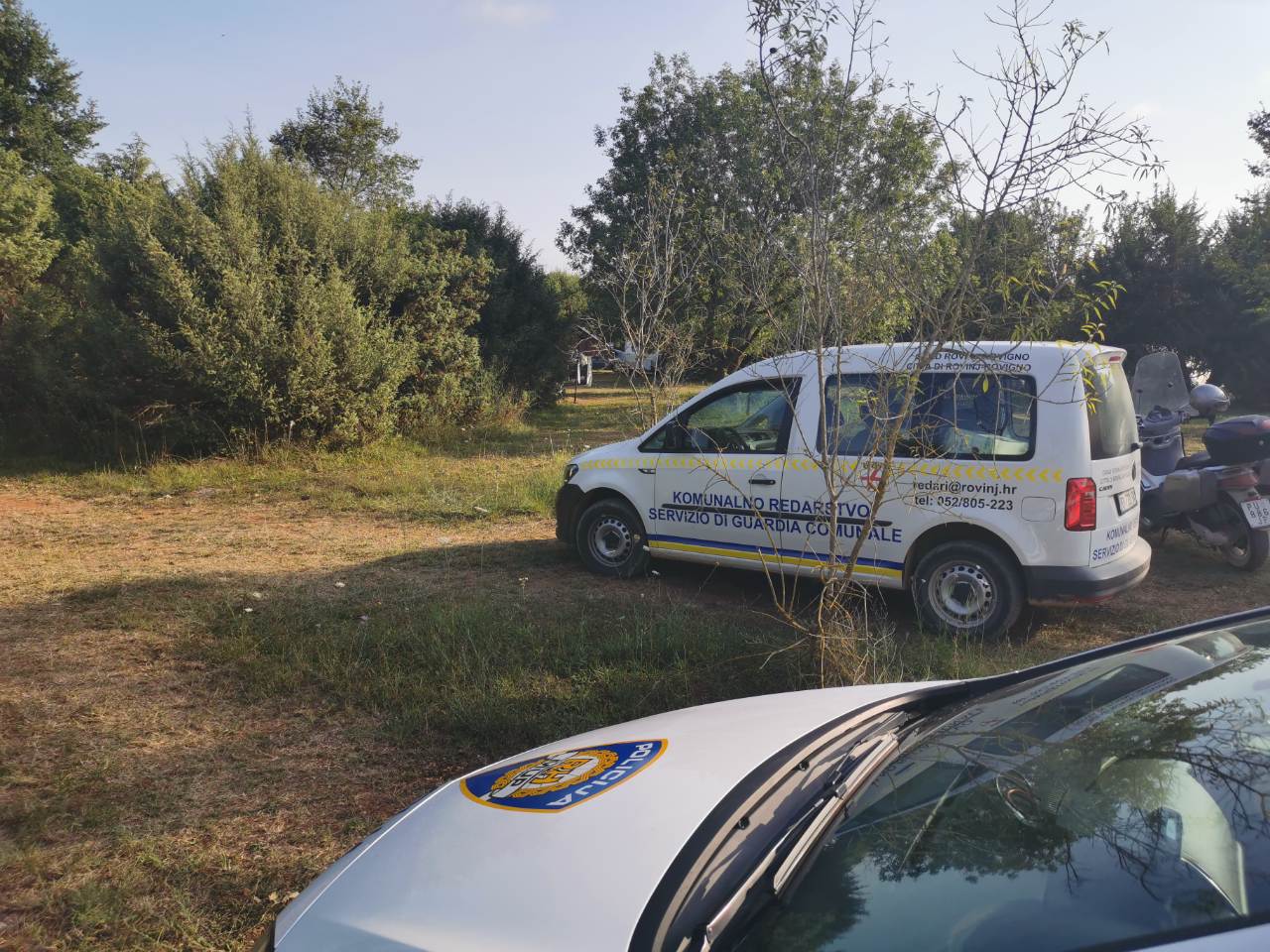 KOORDINIRANOM AKCIJOM OTKRIVEN ILEGALNI KAMP U ROVINJU Uvjeravala goste da se nalaze u sklopu legalnog kampa, uzimala dokumente iako goste nije prijavljivala