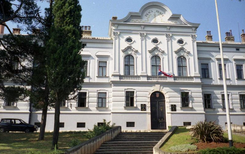 Danas se na sud privodi muškarac koji je kod Rovinja pijan upravljao neregistriranim četverociklom pa izazvao prometnu nesreću
