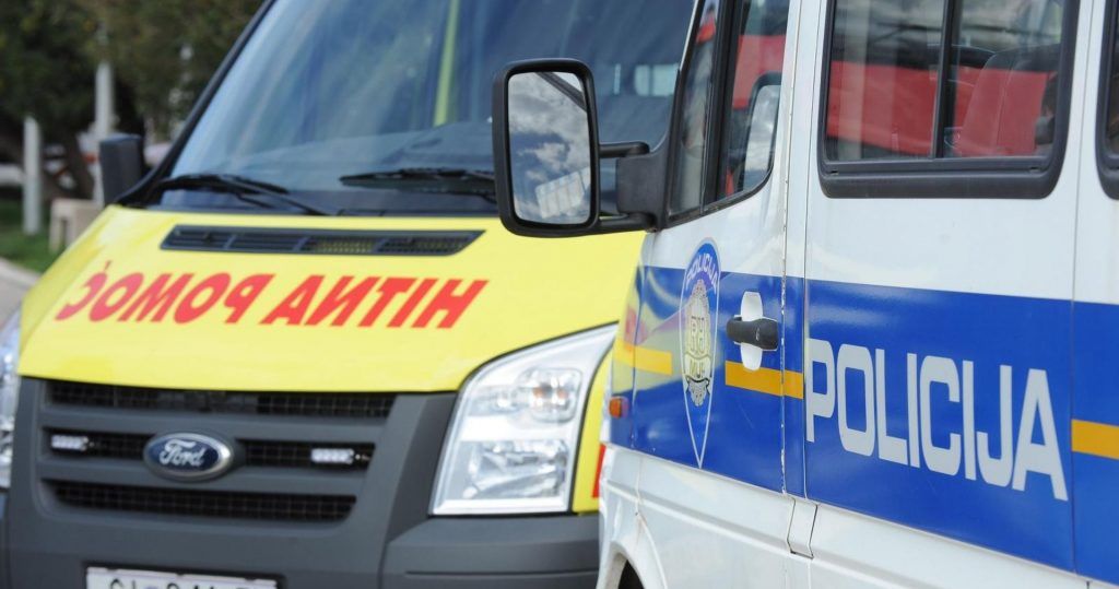U TEŠKOJ NESREĆI POGINUO MOTOCIKLIST Na cesti Plomin-Rijeka automobil naletio na motocikl ZATVORENA CESTA