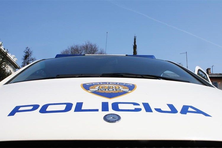 TAXI WARS? Presreli i oštetili taxi vozilo