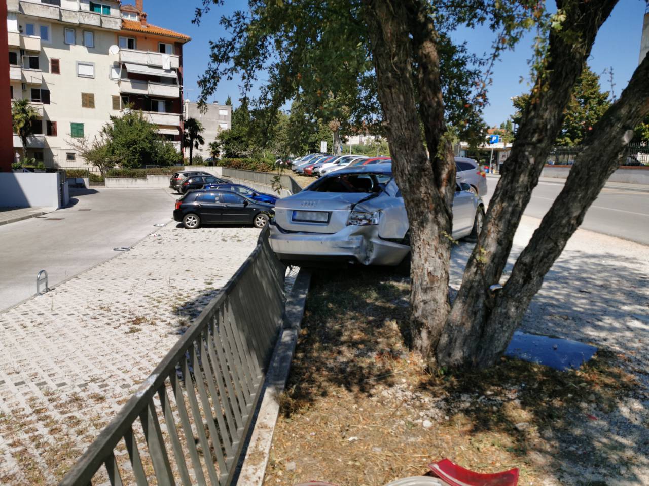 KOD OSNOVNE ŠKOLE U ROVINJU Velikom brzinom udario u parkirani Audi i pobjegao s mjesta nesreće