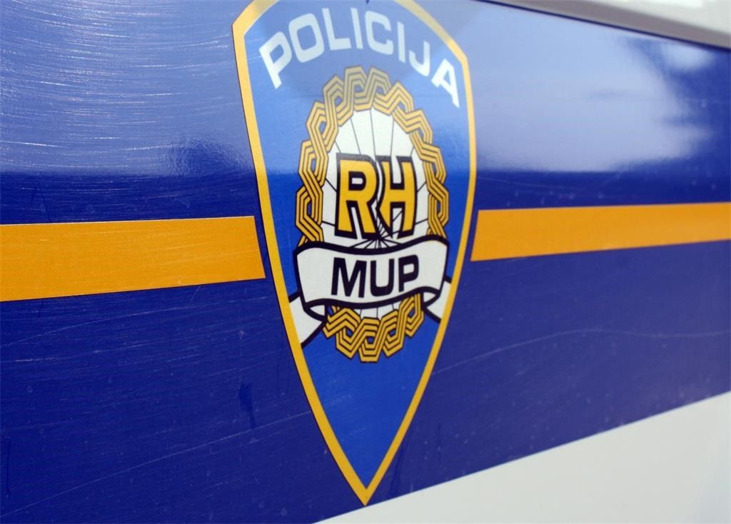 Mlade cure provaljuju gradom. Policija im staje na put.