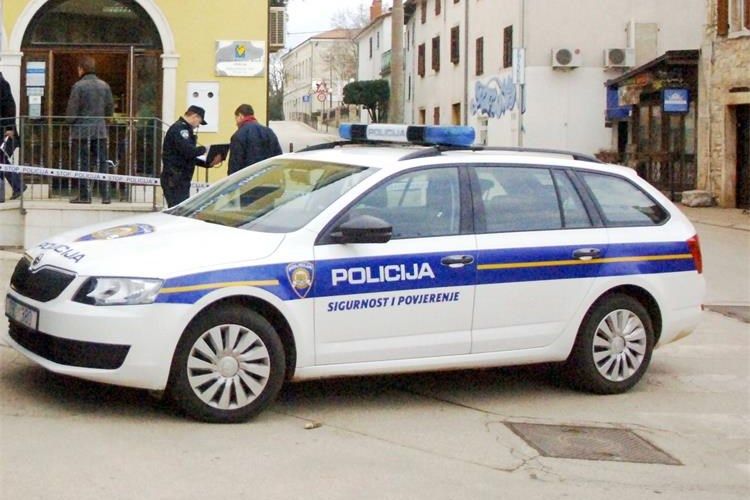 Prijetnjom mesarskim čekićem pokušao naplatiti dug