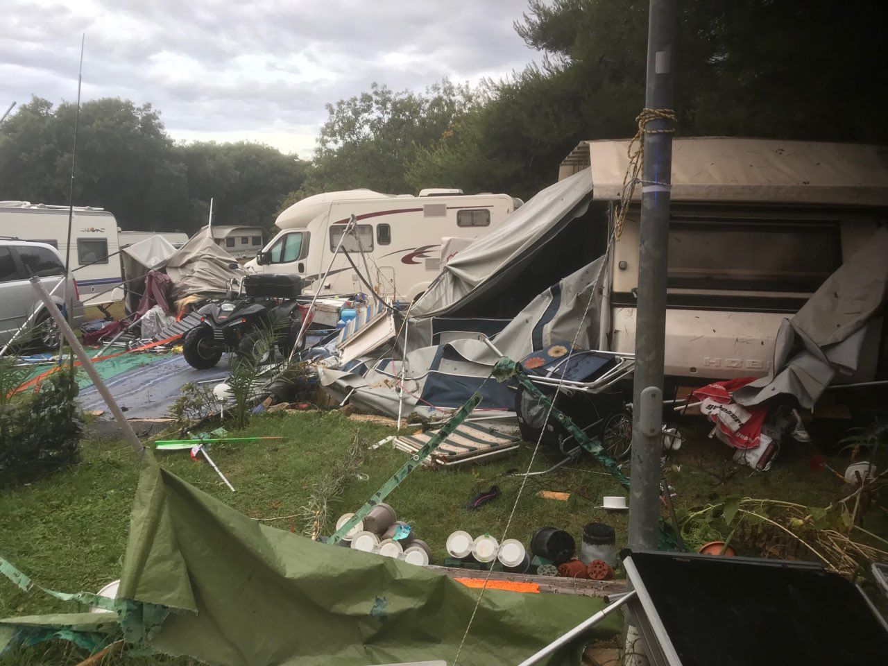 KAMPOVI POLARI I MON PERIN Pijavica prevrnula kamp kućice - stabla padala po automobilima