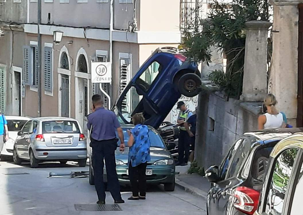 Automobil u centru Pule sletio sa dva metara visine DVIJE OSOBE OZLIJEĐENE