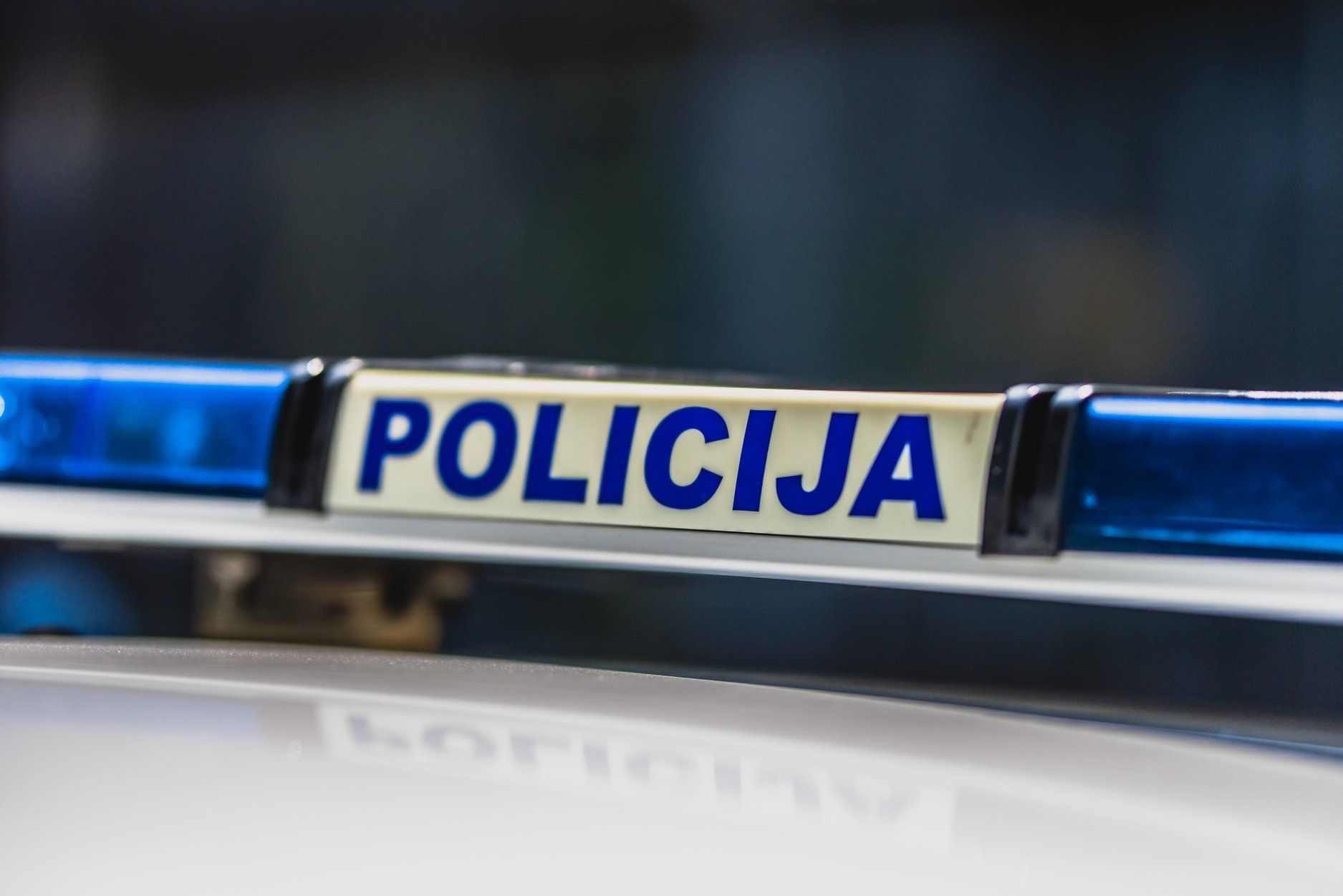 Žena nepropisno parkirala pa u bijesu udarila policajca