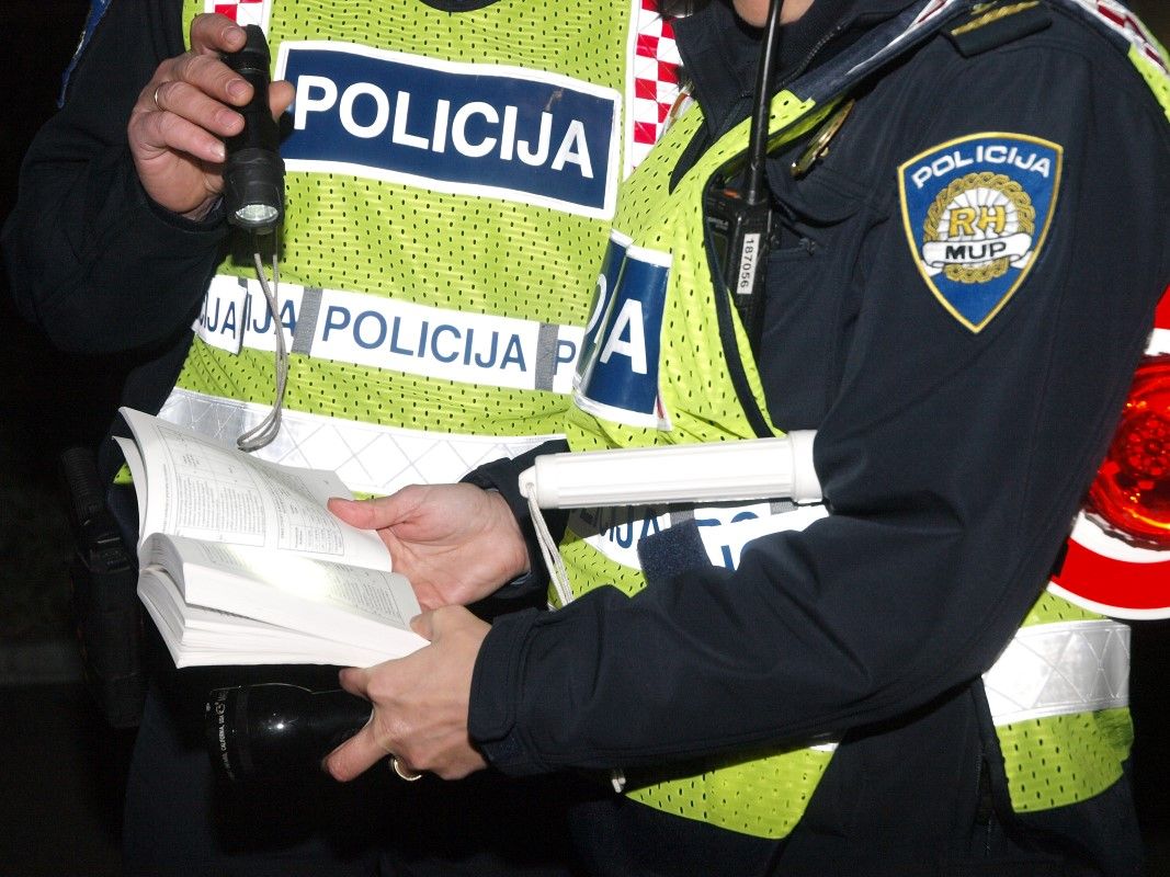 VOZIO POD ZABRANOM I BEZ POJASA Rovinjski sud mladića kaznio sa 11 tisuća kuna