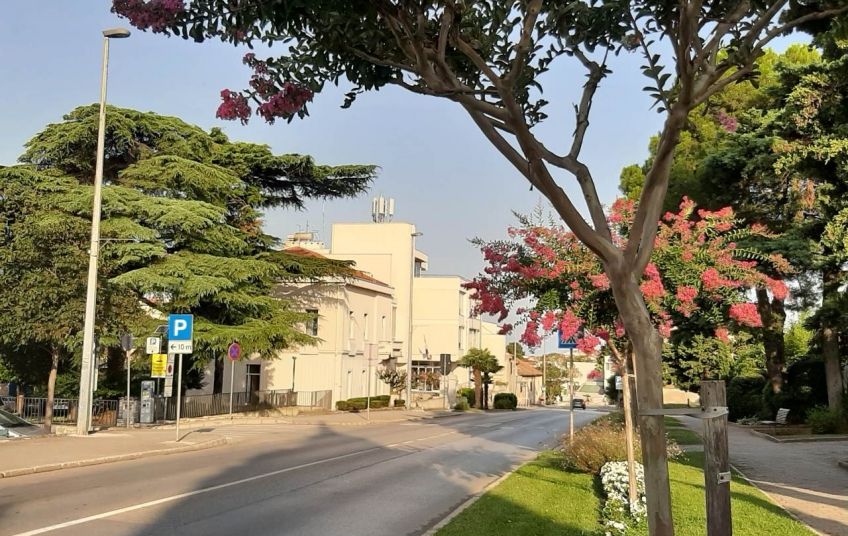 ‘SILA U ROVINJU NE STANUJE’ Naloženo skidanje antena sa zgrade MUP-a! HOĆE LI GRAD ZAUSTAVITI I GRADNJU BENZINSKE PUMPE?