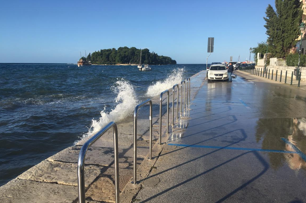 SINOĆNJA FRONTA UZBURKALA MORE Vrijeme se smiruje, nema pražnjenja parkinga