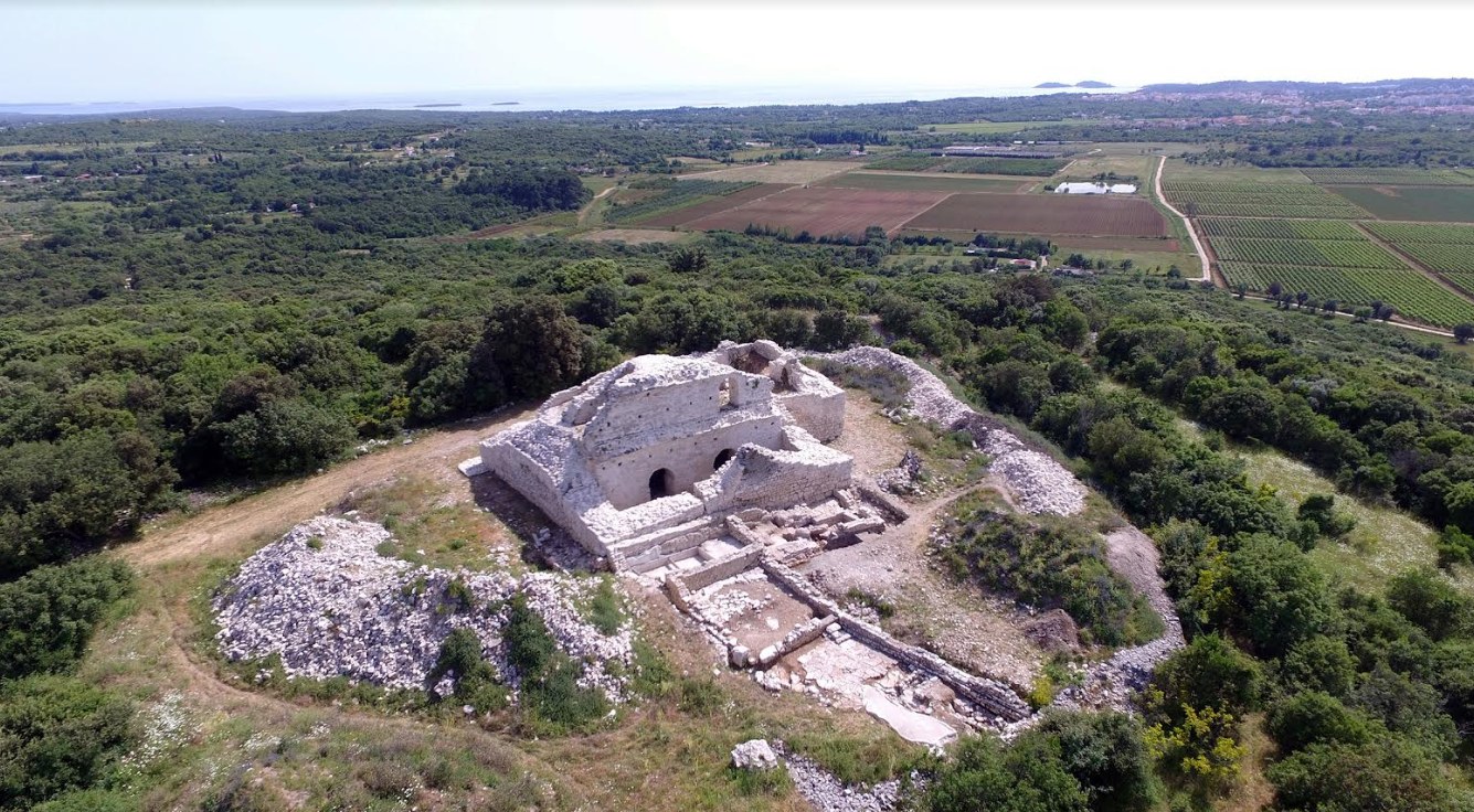 TURNINA KAO NOVA IZLET DESTINACIJA Stoljećima mirovala, a nakon zvijezde petokrake, kukastog križa i dizanja u zrak VRAĆA SE SJAJ STARE LJEPOTICE