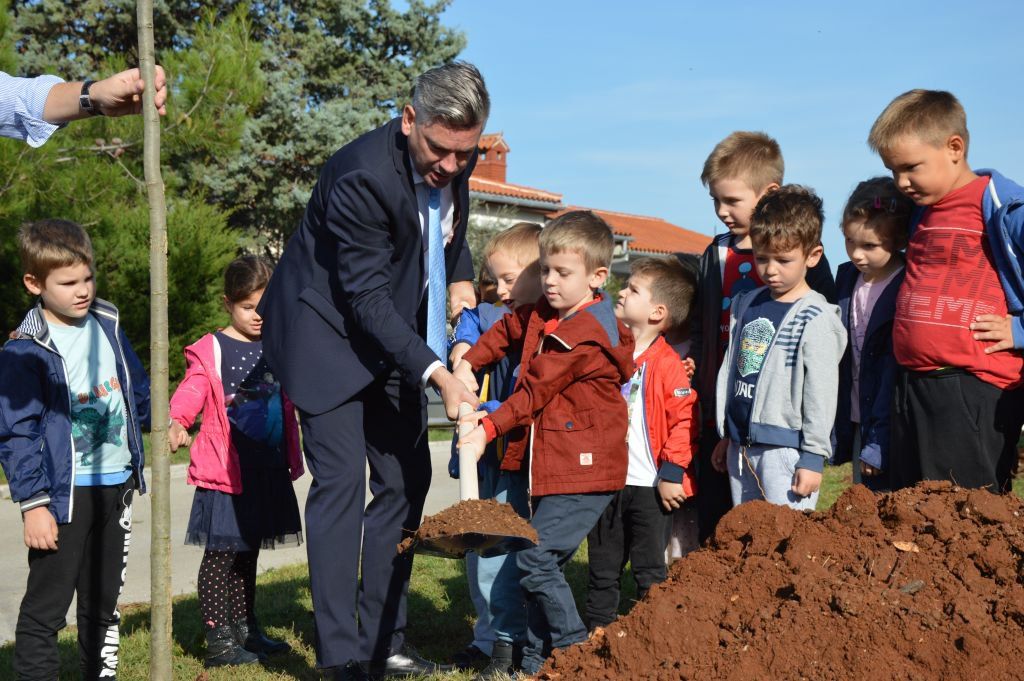 Dječica vrtića Centar i gradonačelnik Pule sadili stabla na Monvidalu
