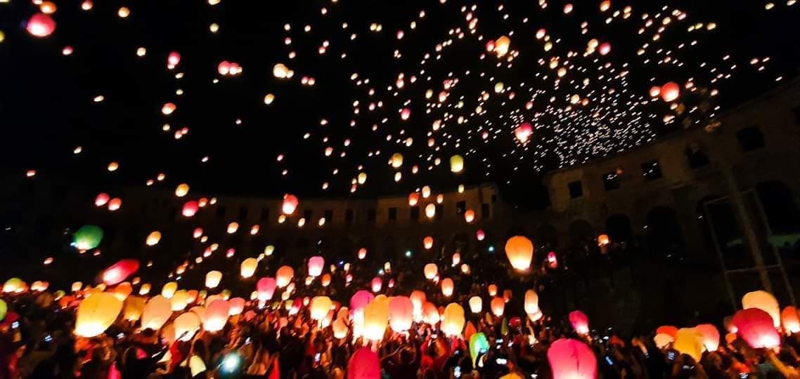 Tradicionalni spektakl u pulskoj Areni U ZRAK PUŠTENO 1500 LAMPIONA