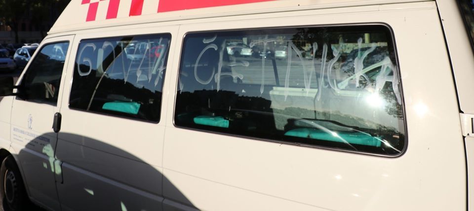 Vandalski čin: Osobama s invaliditetom na kombi napisali da su 'govna četnička'