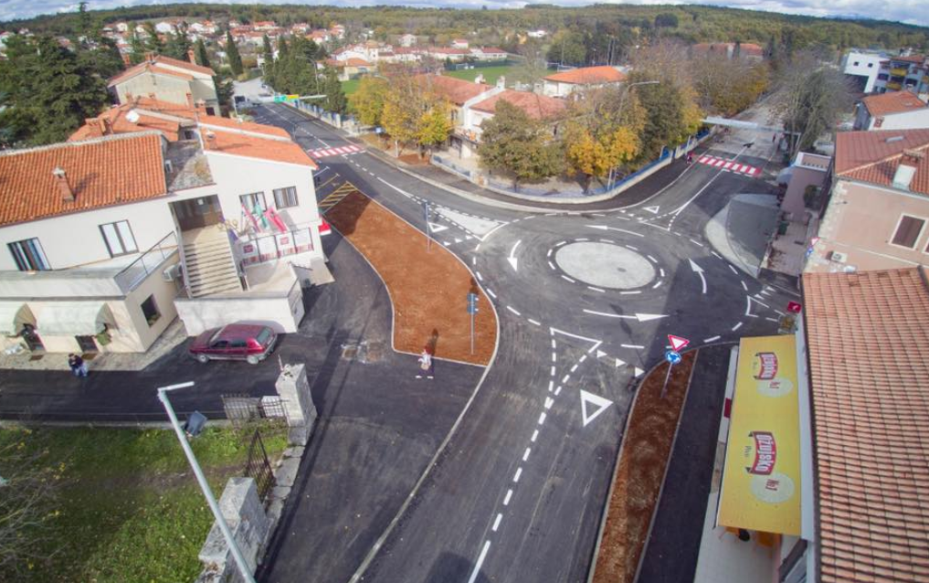 NOVO RUHO ŽMINJSKOG CENTRA Mjesec dana prije roka okončana izgradnja kružnog toka