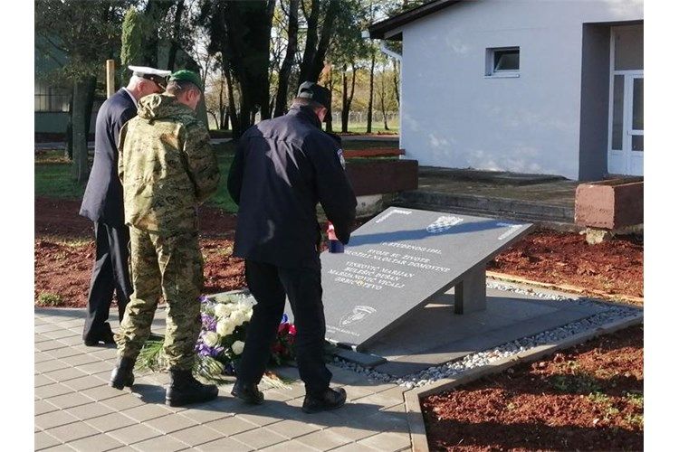 Predstavnici policije i vojske obilježili Dan sjećanja na žrtve Vukovara i Škabrnje