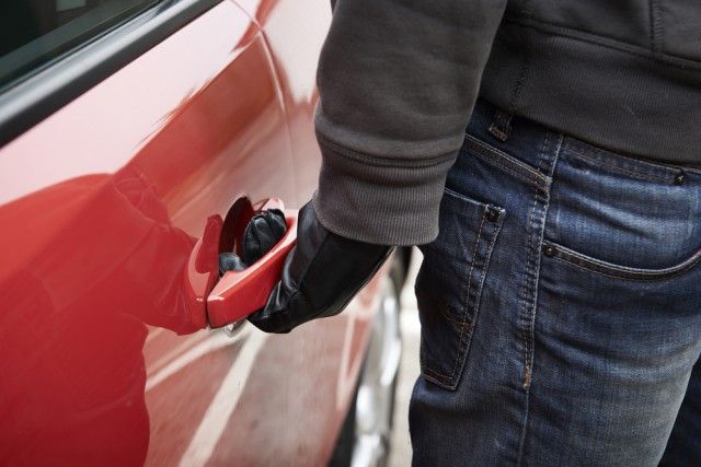 Zbog neovlaštenog oduzimanja automobila umaška policija sankcionirala 25-godišnjaka
