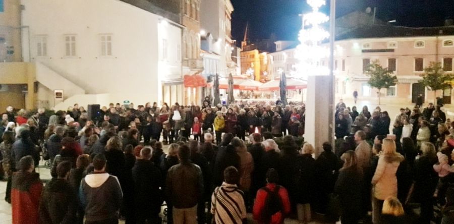 Porečani u blagdanskoj atmosferi upalili svoju prvu adventsku svijeću