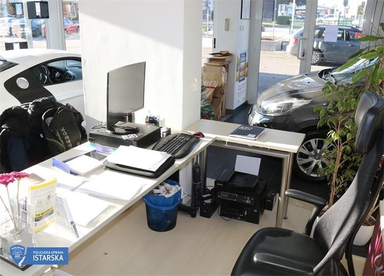 UTAJILI VIŠE OD 4 MILIJUNA KUNA POREZA: Zbog malverzacija prilikom uvoza skupocjenih vozila policija privela šest osoba