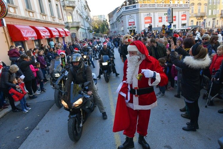 Djed Mraz stigao u Pulu i ostaje do Badnjaka!