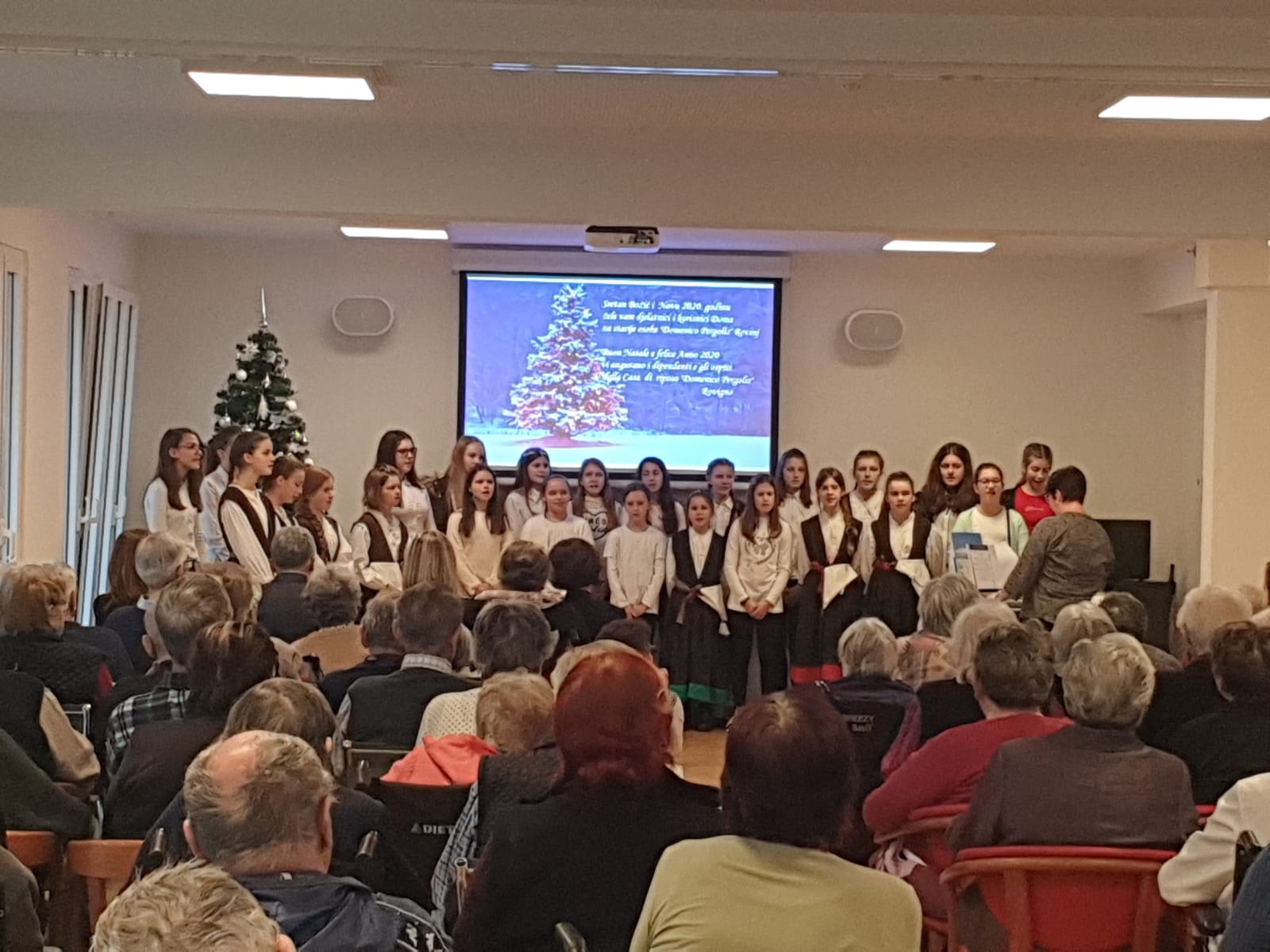 Pjesme, recitacije i pokloni za štićenike rovinjskog doma D. Pergolis