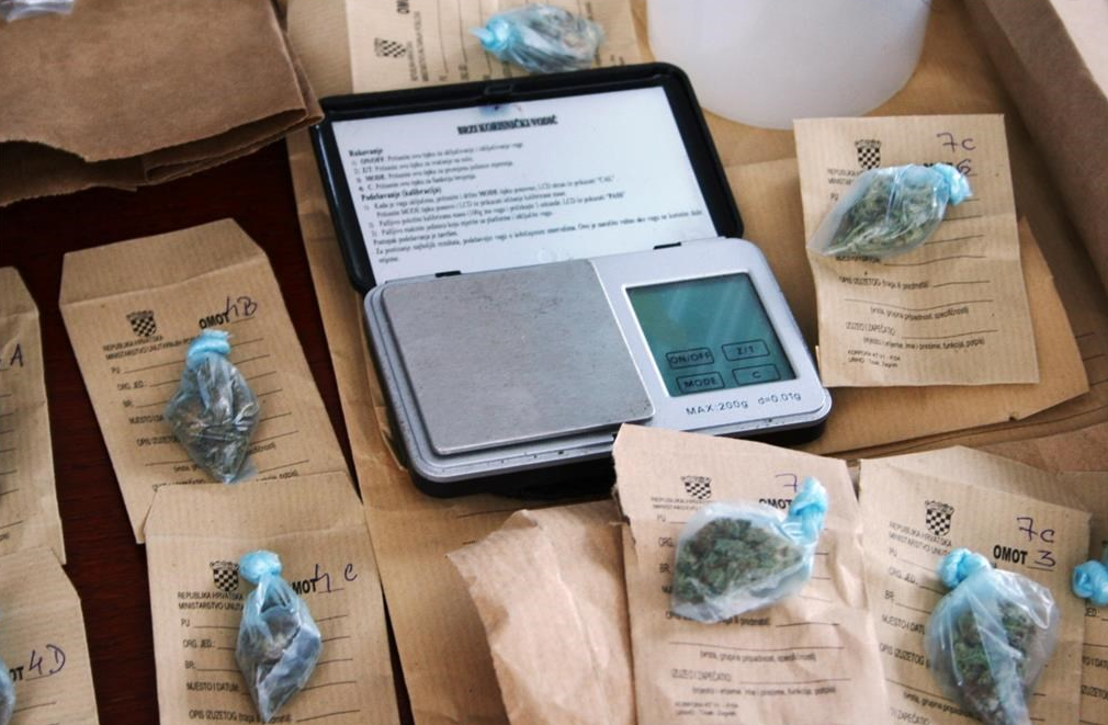 POD SUMNJOM PREPRODAVANJA DROGE Tek punoljetnom Rovinjcu pretresan dom i vozilo PRONAĐENA MARIHUANA 