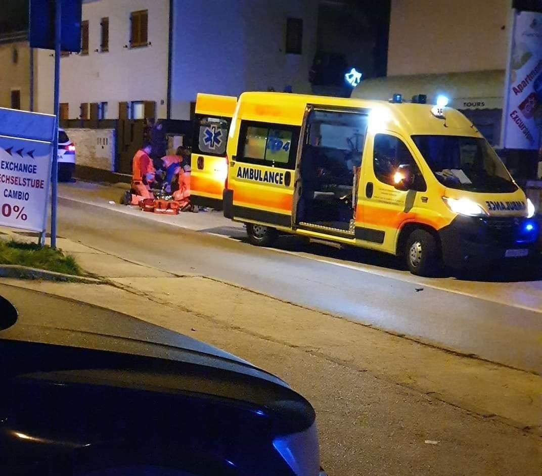 POLICIJSKI AUTOMOBIL NALETIO NA PJEŠAKINJU Unatoč naporima liječnika, žena smrtno stradala u prometnoj nesreći u Poreču 