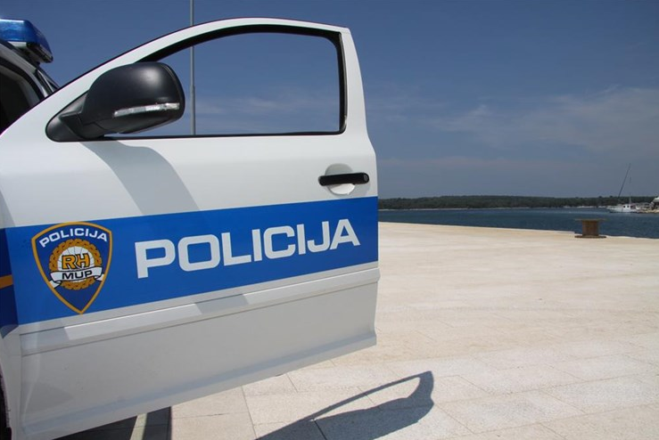 BIZARNO Sa plaže Pineta ukradene ljestve za u more