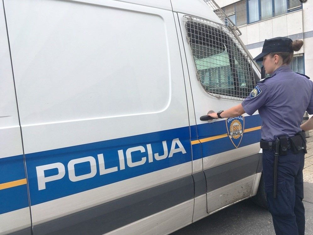 Žena nožem prijetila smrću susjedima dok su unosili drva u spremište