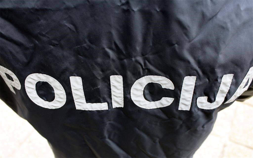 Policijski službenici prijavili su muškarca koji je otuđio u novac iz liječničke ordinacije i provalio u ugostiteljski objekt