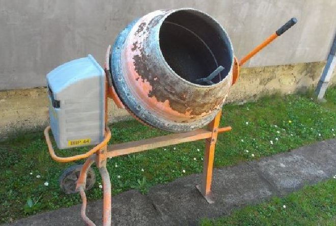 Iz dvorišta kuće u Rovinjskom Selu ukradena mješalica i štapovi za pecanje