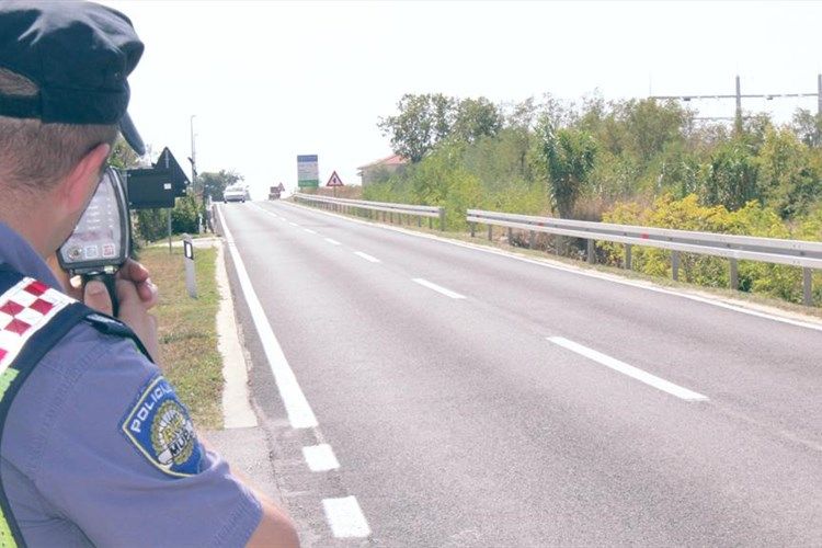 Zbog prebrze vožnje, pulska prometna policija prekršajno sankcionirala 41-godišnjaka