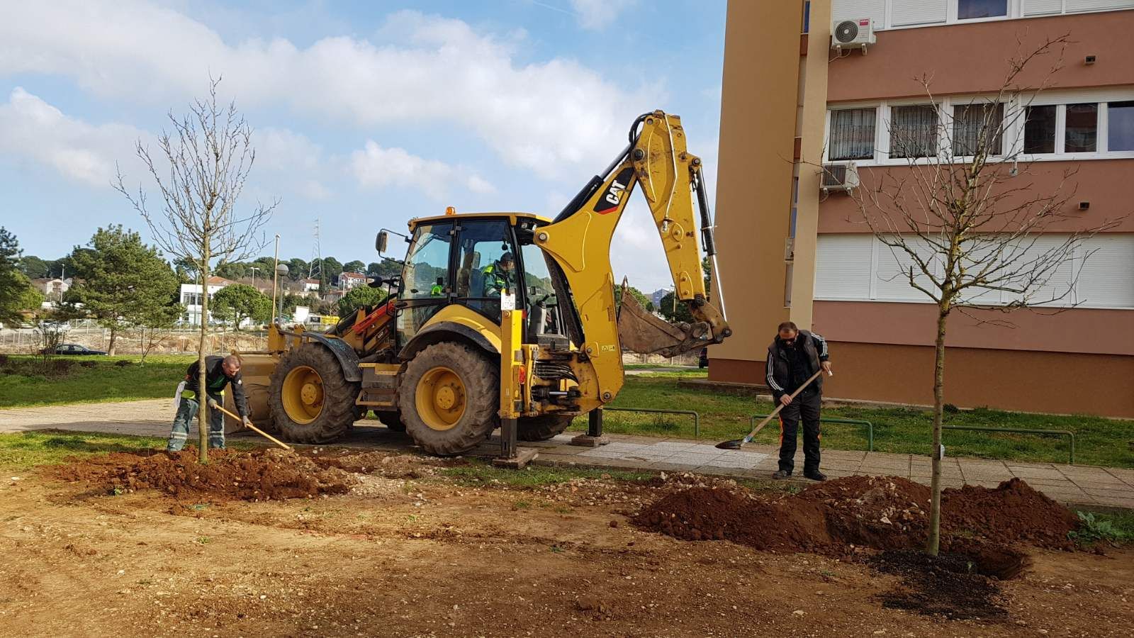 PULA: Sadnja stabala i grmova na uređenom dječjem igralištu u Ulici Jurja Žakna