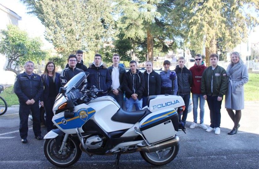 Rovinjski srednjoškolci posjetili policijsku postaju i saznali kako mogu postati policajci