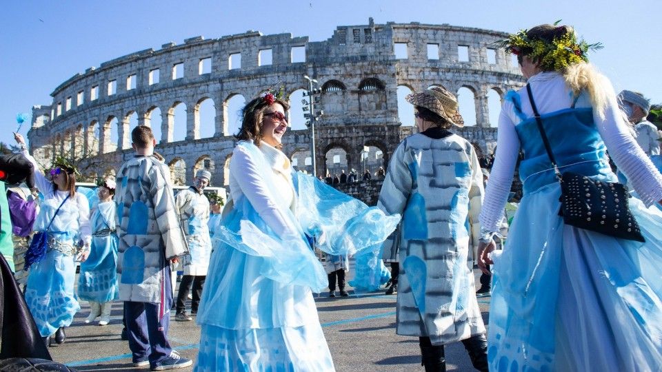 U subotu šesti Pulski karneval uz 900 maškara, konje i alegorijska kola