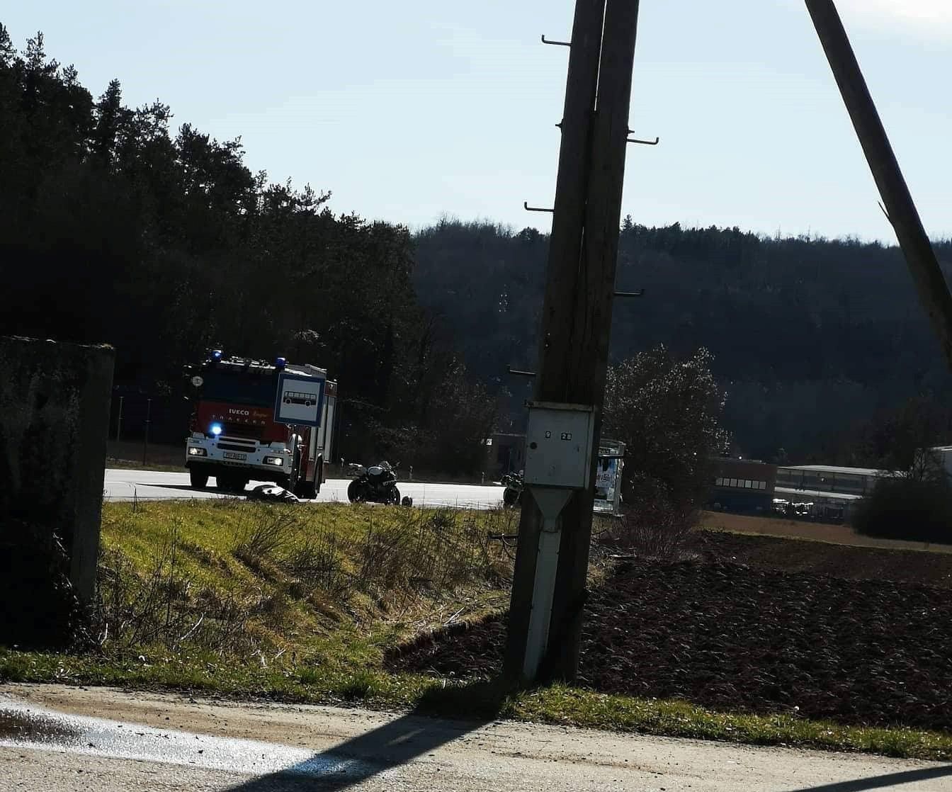 Nesreća kod Podberma POGINULOM MOTOCIKLISTU PREDNOST ODUZELO BIJELO VOZILO!? Policija moli za pomoć!